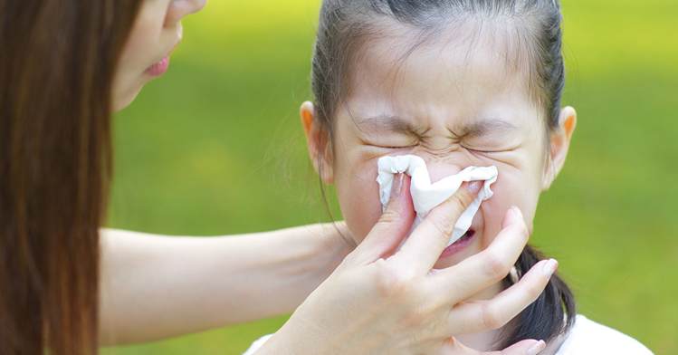 अपने शिशु को नाक छिनकना सिखाएं teach your child to sneeze clear nose